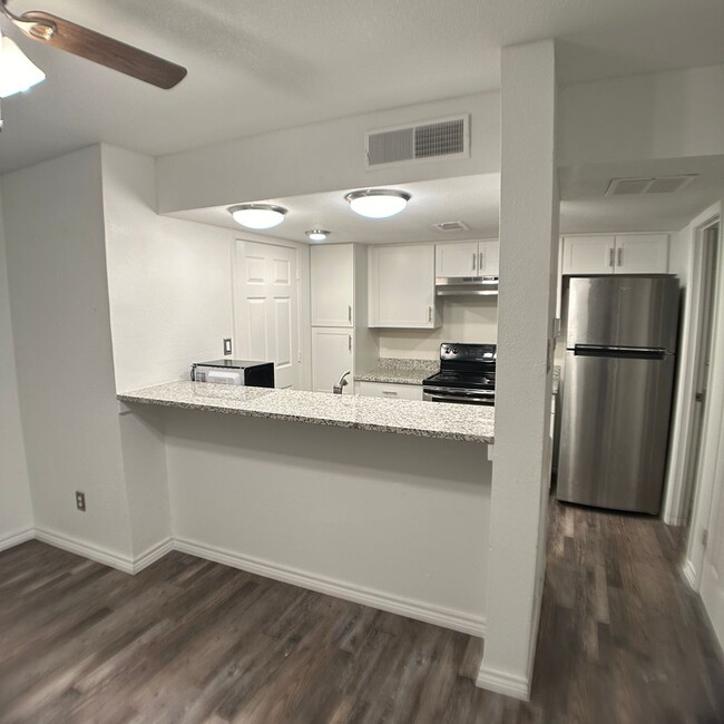 Building Photo - Beautiful condo in Oak Cliff