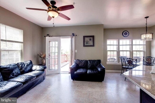 Building Photo - 13724 Valley Oak Cir