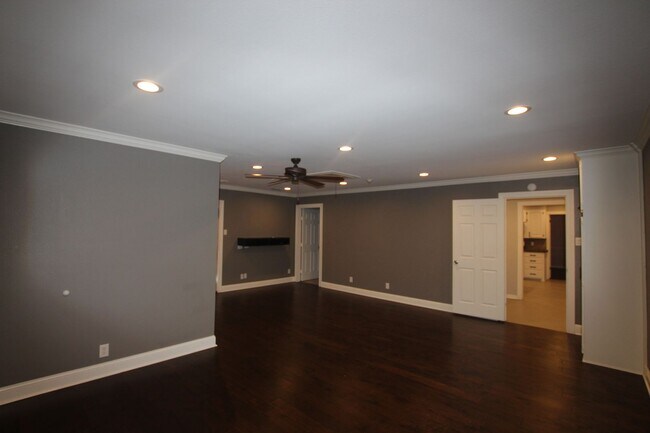 Building Photo - Available Now! Spacious 4 Bed/3 Bath Home ...