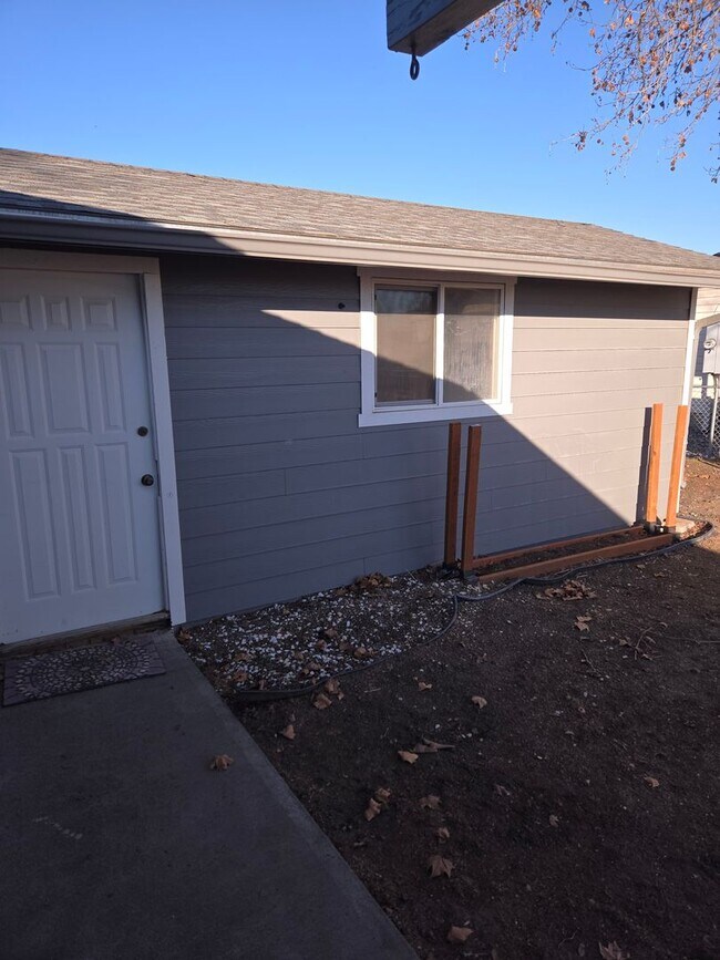 Building Photo - Beautiful Hermiston Home offers a perfect balance of comfort and convenience