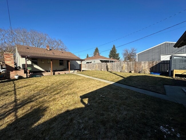 Building Photo - Dont Miss this 3 Bedroom 2 Bath Shadle Rancher