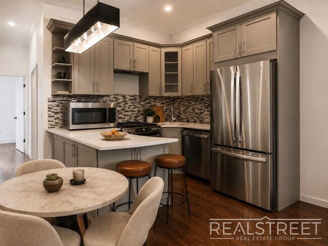 Building Photo - Available Now | Flexible 2BR / Flex 3BR Near the L