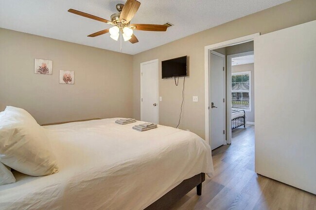 Building Photo - Available June 22nd! Beautiful