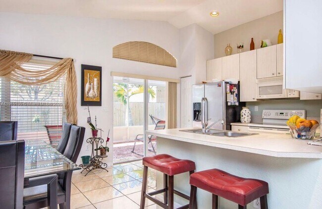 Building Photo - 1940 SE 14th Ct