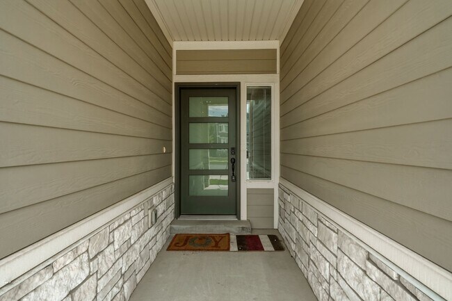 Building Photo - 3 Bedroom 2.5 Bathroom Townhome in Bluffdale!