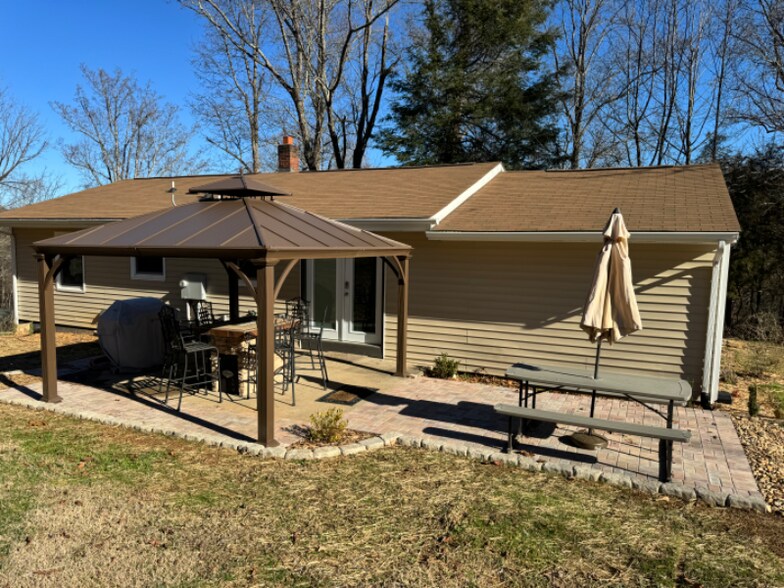 Primary Photo - 521 Pond Rd