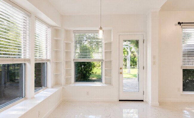 Building Photo - 423 Blossomwood Dr