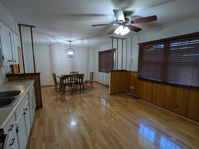Building Photo - 2513 Lilac Dr