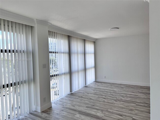 Building Photo - 800 Parkview Dr