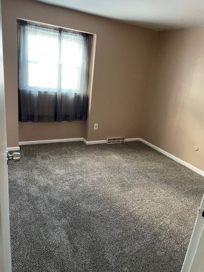 Building Photo - 840 SqFt 2 Bedroom Apartment