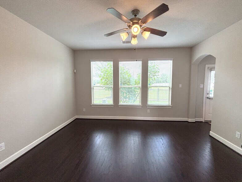 Building Photo - 9611 Knights Station Dr