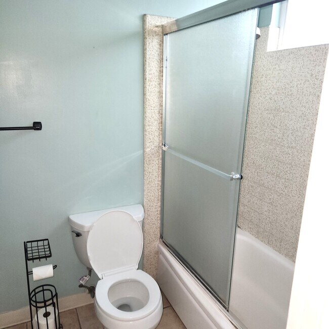 full bath with shower doors - 138 S Bryn Mawr St