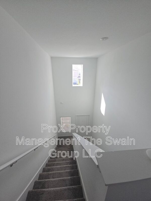 Building Photo - 633 Reggie Rd