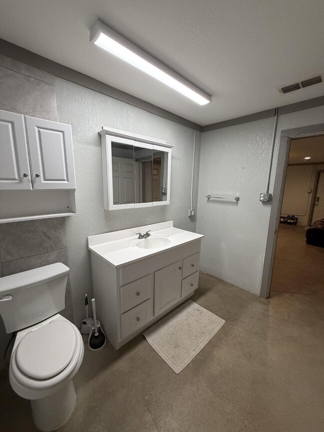 Building Photo - Spacious 3 Bed, 2 Bath Home with 2 car carport!