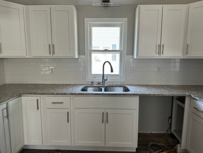 Building Photo - 285 1/2 Walnut St