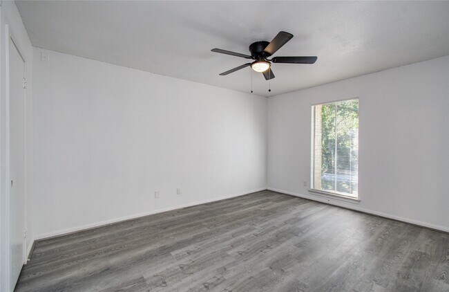 Building Photo - 619 River Plantation Dr