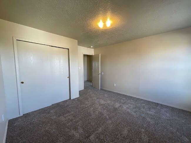 Building Photo - Two story 3 bedroom!