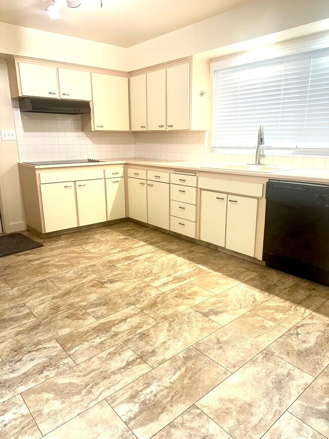 Building Photo - 4548 N Meridian Ave