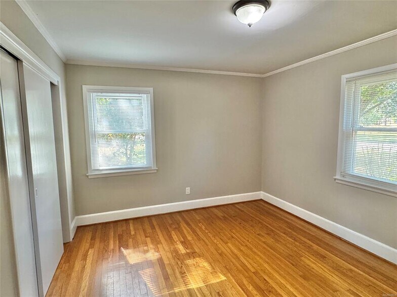 Building Photo - 929 Parkwood Dr