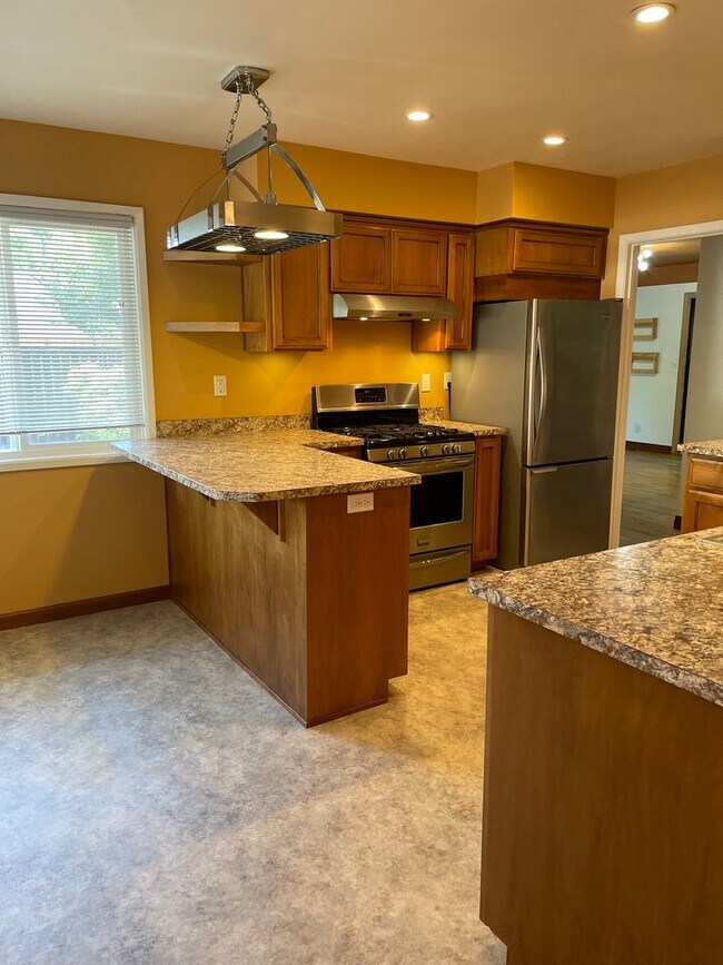 Building Photo - East Medford 3 Bedroom 2 Bathroom