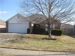 Building Photo - 905 SW Cheyenne Dr