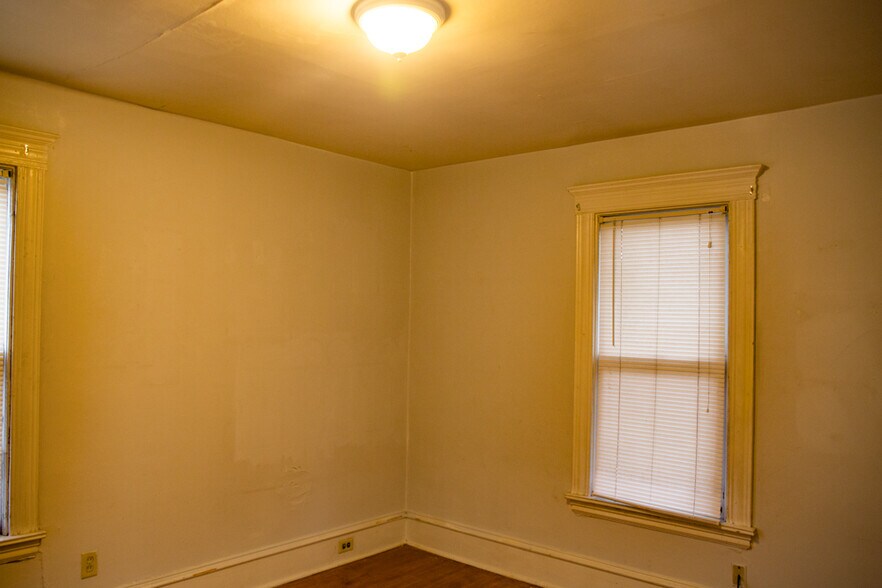 Building Photo - 1811 Como Ave SE