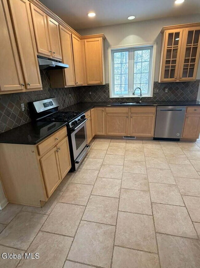 Building Photo - 7 Clearwater Ct