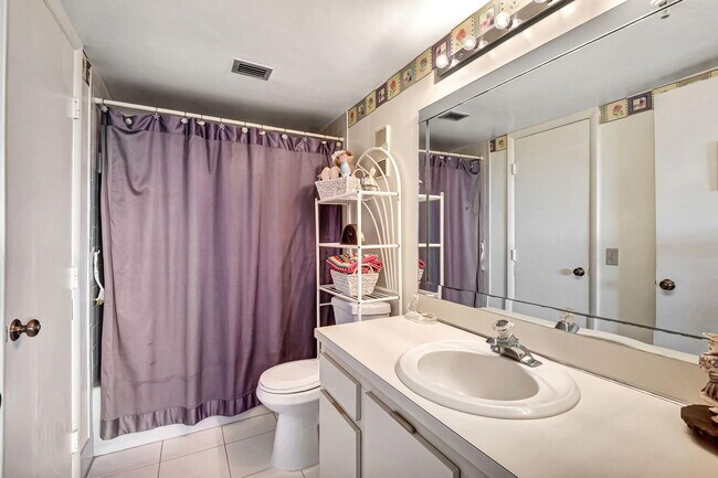 Building Photo - 6866 Huntington Ln