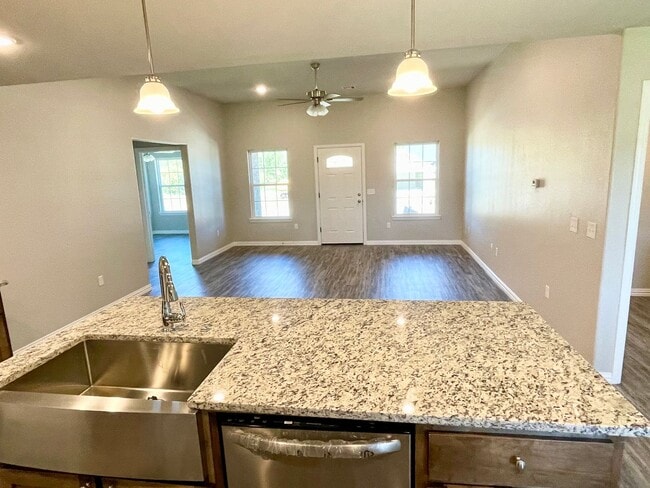 Building Photo - Open Floor Plan 3/2 w/Rural Atmosphere