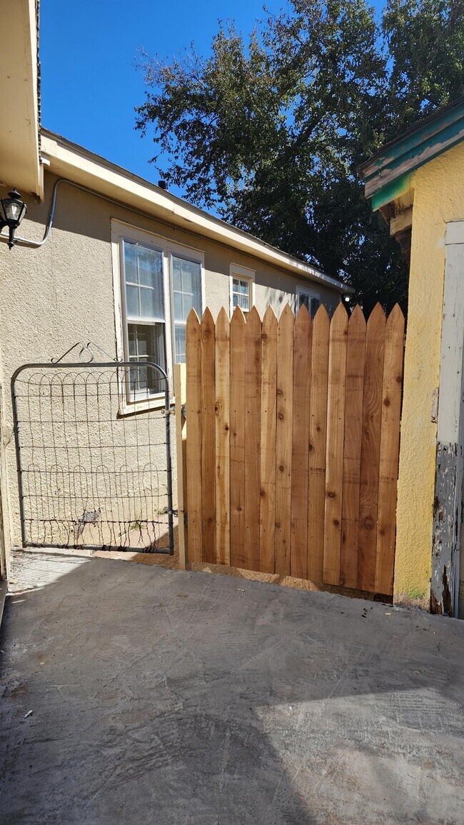 Building Photo - 800 S Elgin Ave