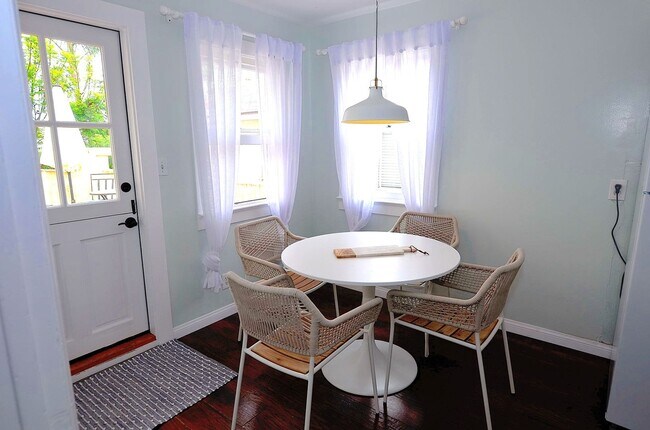 Building Photo - Exquisite Vacation unit in the Heart of Co...