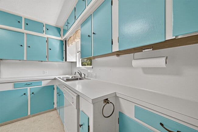 Building Photo - 10005 Hazelhurst Dr