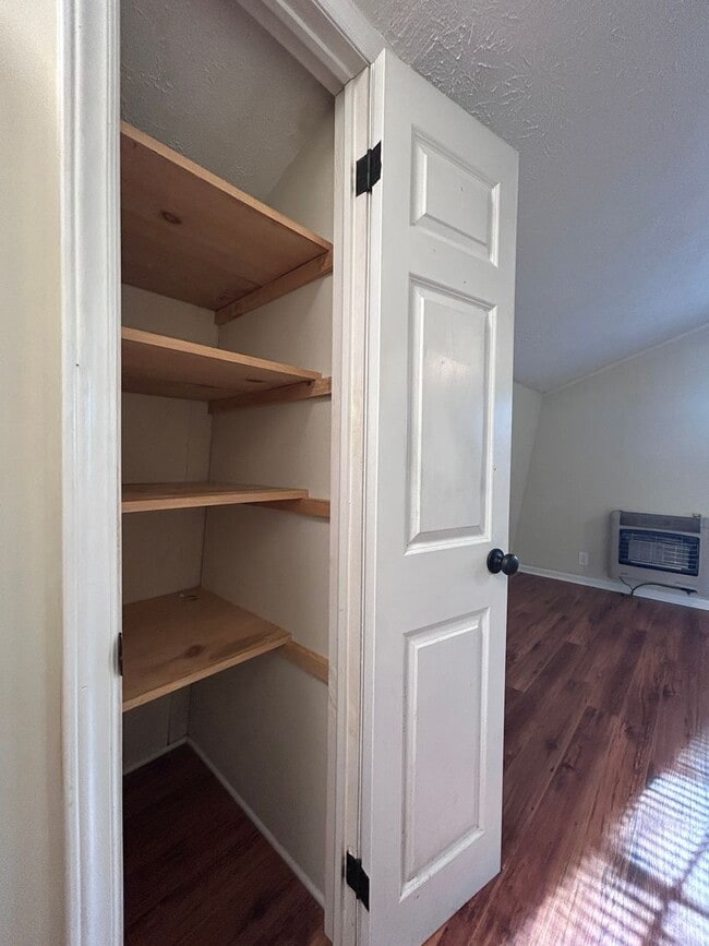 Building Photo - Cute Garage Apt and Cozy Living with a Front-Deck View