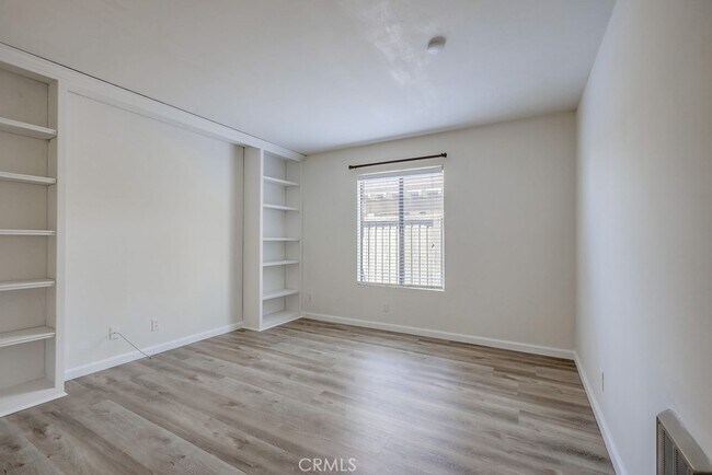 Building Photo - 323 Streamwood-