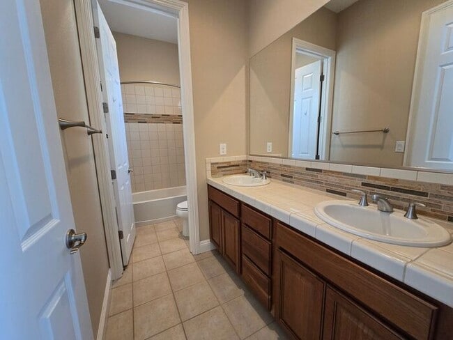 Building Photo - Beautiful Single-Story Home with Upgraded Kitchen & Spacious Backyard in Gated Community