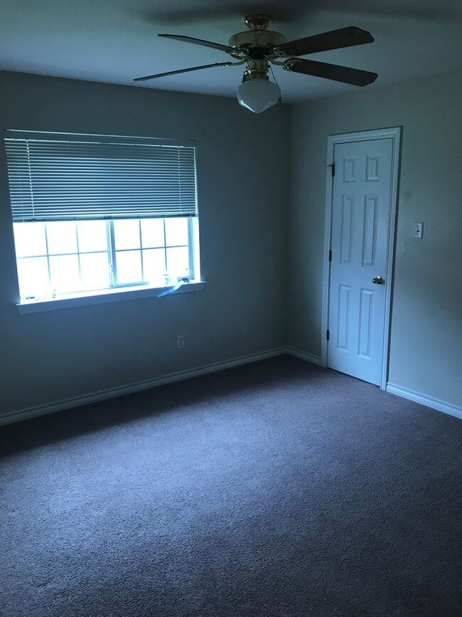 Building Photo - Spacious Duplex Available In Steeplechase ...
