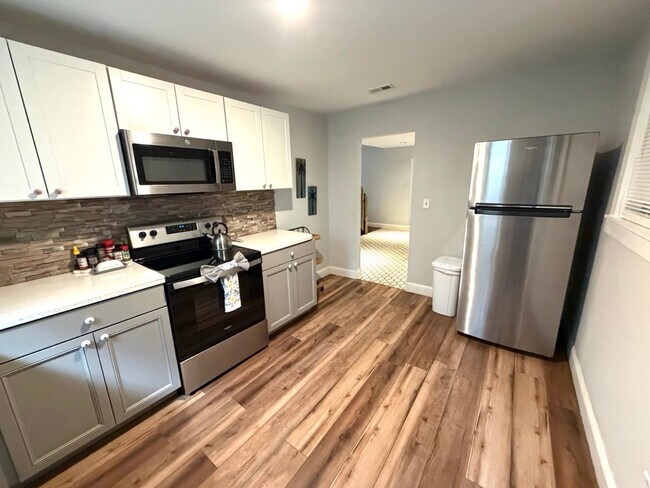 Building Photo - Available fully furnished or unfurnished, this beautifully renovated 3-bedroom, 1.5-bathroom home...