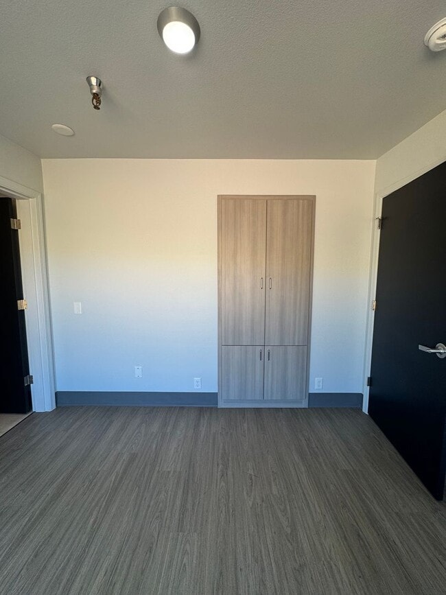 Building Photo - 2 bed 2 bath unit - ALL UTILITIES PAID - A...