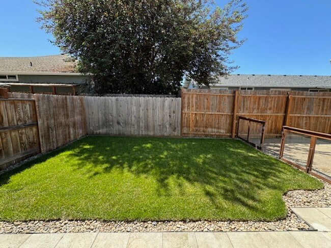 Building Photo - NEW TO MARKET/ 3 BEDROOM HOUSE ON QUIET DEAD END STREET