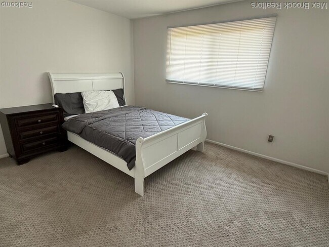 Building Photo - 4803 Thorntree Dr