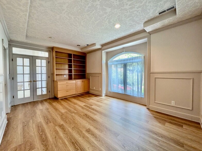 Building Photo - 3014 NW Chapin Dr