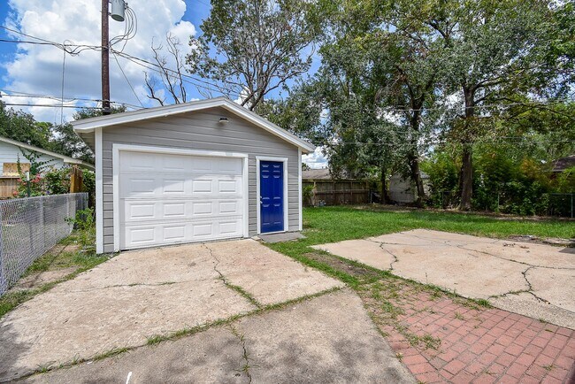 Building Photo - 7406 Schiller St