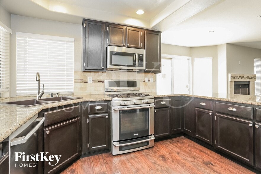 Building Photo - 2328 Brighton Shore St