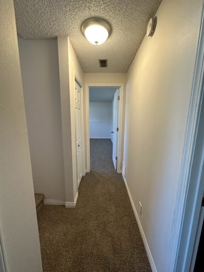 Building Photo - Beautiful 4 Bedroom 2 Bathroom house! #1103