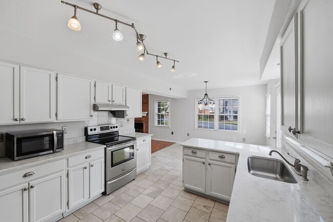 Building Photo - Don’t Miss This Beautiful 3BR Stone Orchard Home with Warm Wood Floors & Fireplace!