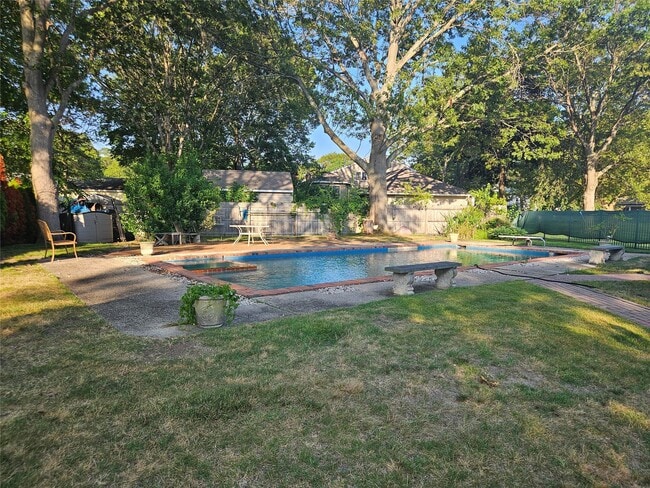 Building Photo - 15 Westbridge Dr