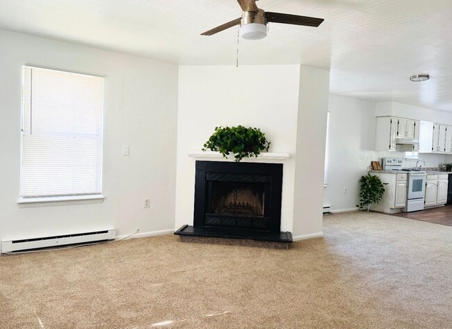 Building Photo - Updated 2nd Floor Duplex, blocks from beach