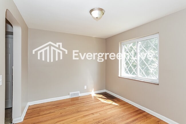 Building Photo - 2448 Banning Rd