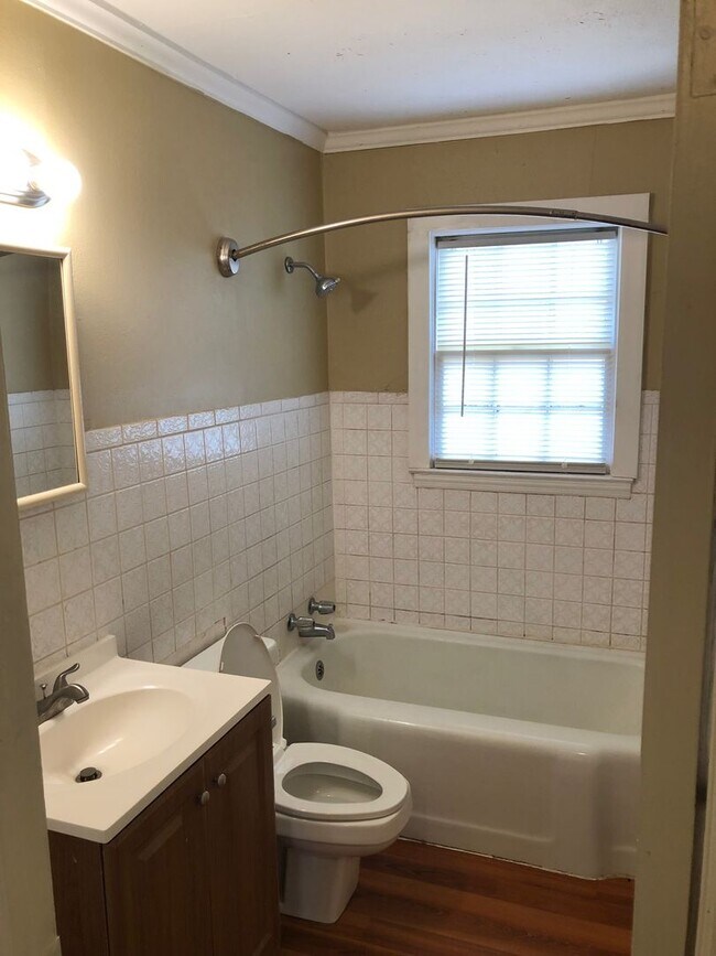 Building Photo - r3713a