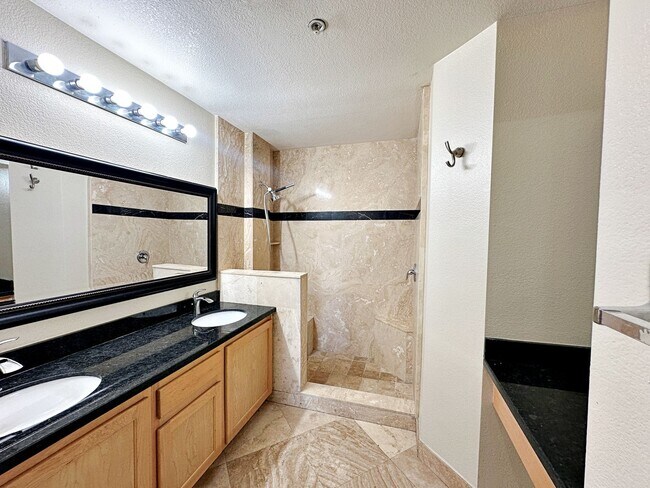 Building Photo - FREE WEEK PROMO! 2 BEDROOM 2 BATH GUARD GATED PARK AVENUE CONDO OFF THE STRIP!